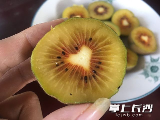 切开的红心猕猴桃。