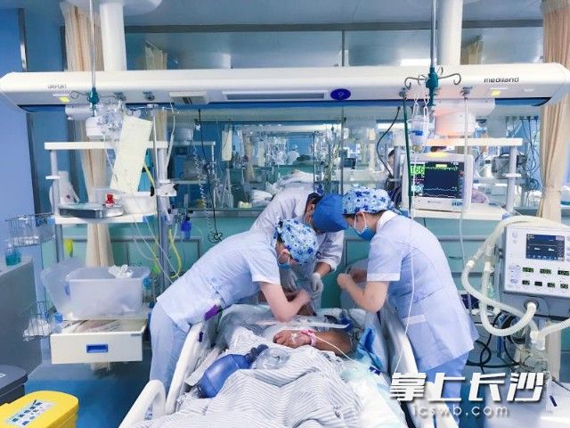 今天早上，68岁的张先生因痰多呼吸受阻，医护人员正全力抢救。长沙晚报通讯员 刘锦文 摄