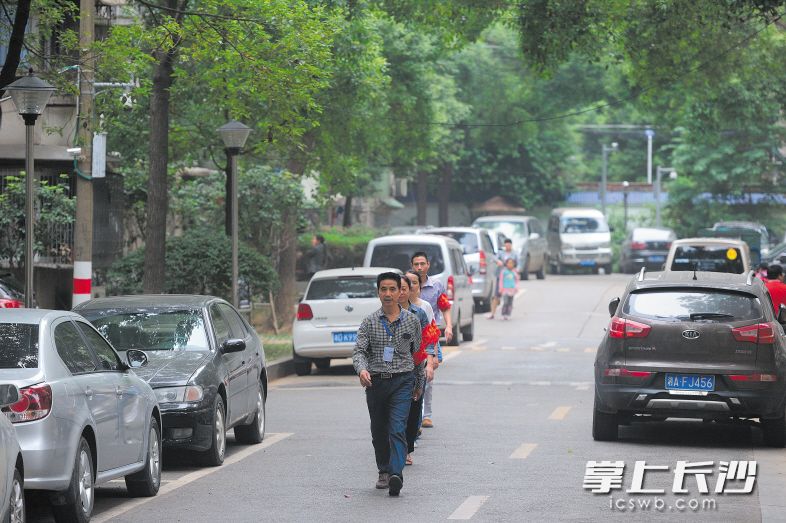 万名“红袖章”活跃于芙蓉区街头巷尾，组成严密的群防群控网。