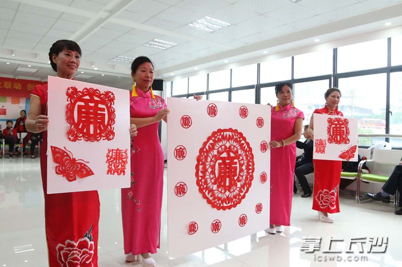 七彩剪纸社的学员们还将廉政素材与传统剪纸相融合，创作出了《廉洁是福》等题材的剪纸作品，弘扬了廉政文化，带来了清风正气。