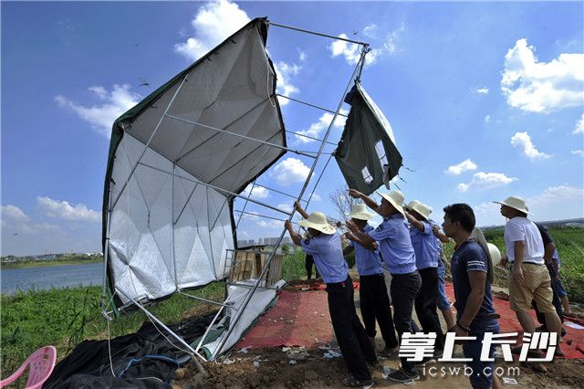 执法队员拆除违章搭建。长沙晚报记者 王志伟 摄