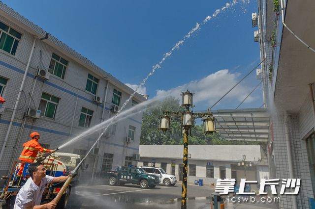 消防人员和医院消防灭火组共同采用消防龙头对准火势蔓延处开展灭火工作。长沙晚报记者 陈飞摄