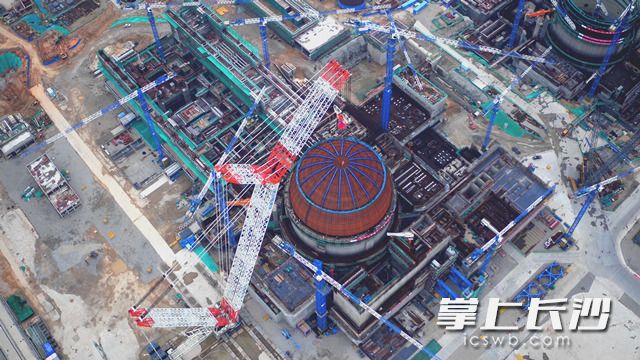 此次完成的穹顶吊装如同加冠成人礼，标志着&ldquo;华龙一号&rdquo;的工业建设又有了一个里程碑似的进展。通讯员 张恬 摄