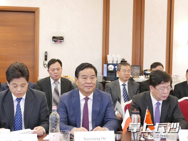 副省长何报翔(前排中)对湖南省发展情况进行介绍。 通讯员 曾琪