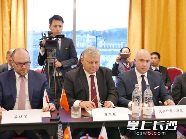 波兰执政党政治委员、议会财政与能源委员会主席兼议会波中小组副主任苏斯基(前排中)出席圆桌座谈会。 通讯员 曾琪