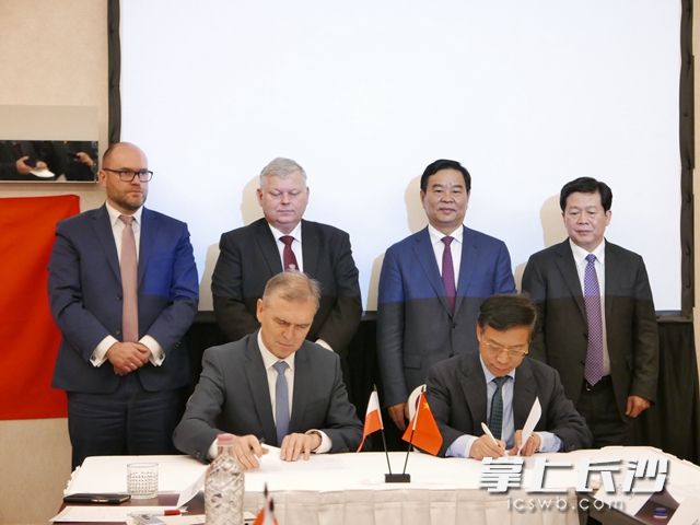 湖南中波园投资发展有限公司与波兰PKO BP银行签署波兰工业园购地意向合作协议。 通讯员 曾琪