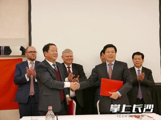 长沙高新控股集团有限公司(前排左)与湖南省工行签署金融服务合同。 通讯员 曾琪