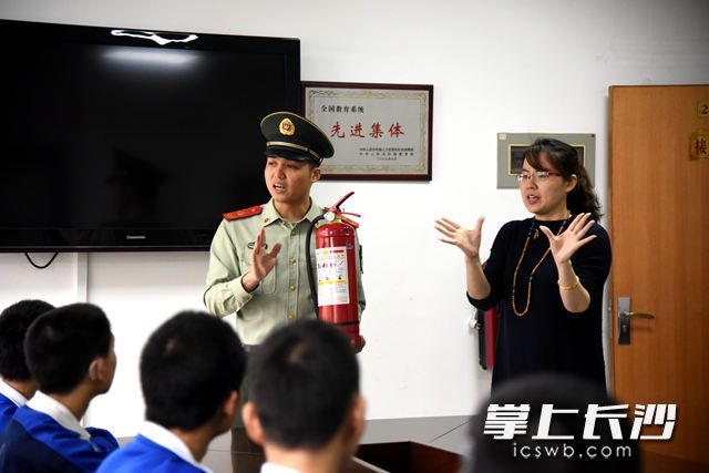 望城区消防大队消防战士为听障儿童讲授灭火器使用方法。长沙晚报记者 刘琦 摄