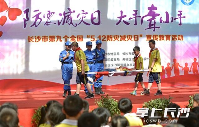 用校服也能做出简易担架，孩子们躺上去稳稳当当。 图片均为长沙晚报记者 邹麟 摄