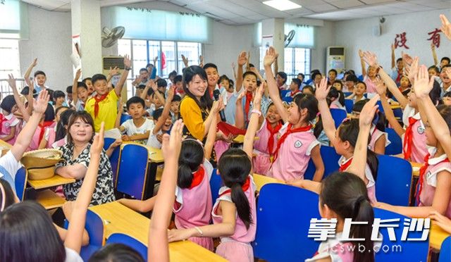 孩子们踊跃参与地方志法规暨区情、校情、等方志文化抢答
