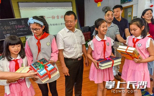 天心区史志档案局给孩子们带来了《名人与天心》、《长沙史话》等书籍，免费发放给青少年