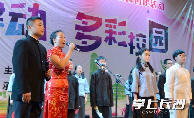 市民王先生（左一）一家三口与其他学生同台表演朗诵。