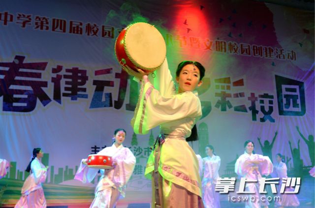 学生用曼妙的舞姿表演了汉代舞蹈《相和歌》。