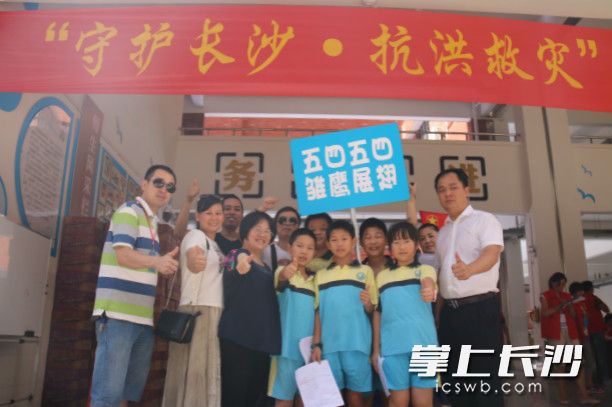 家长和师生志愿者来到捐赠点捐赠爱心物资。均为学校供图