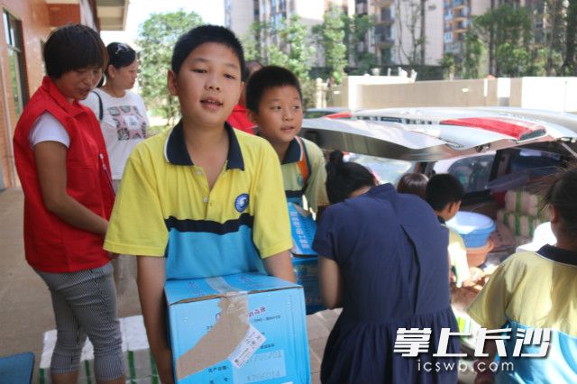 孩子们在搬爱心物资。