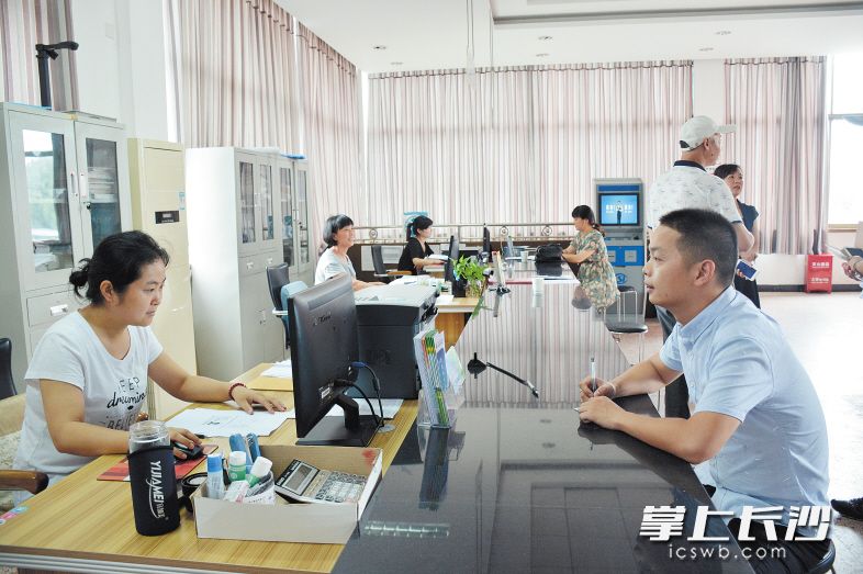 镇头镇承接了35项县级经济社会管理权限事项，目前所有下放行政审批事项均已进入镇政务服务中心集中办理。长沙晚报记者 颜开云 摄