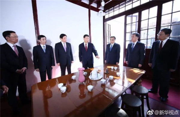 　　中共中央政治局常委集体参观一大会址。图片来自新华视点