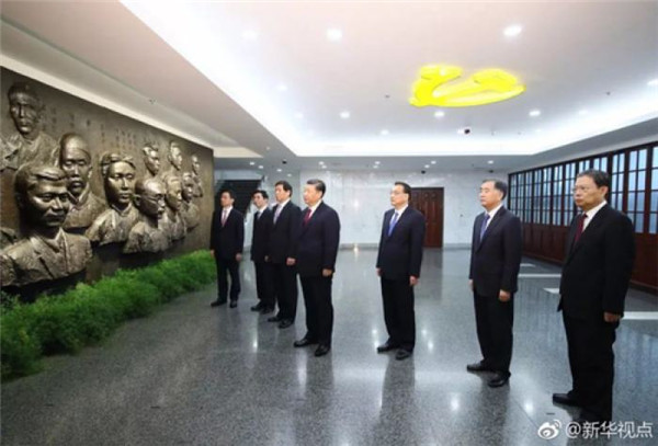 　　中共中央政治局常委集体参观一大会址。图片来自新华视点