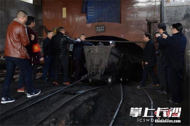 &uarr;资料图：煤矿爆炸事故现场。中新社记者 钟欣 摄