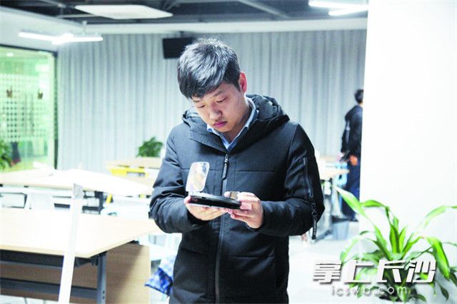 海翼的车载系统深受关注。袁路华 摄