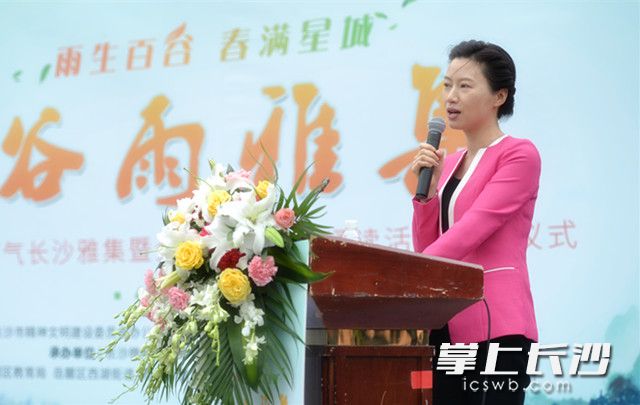 杨雨教授与现场嘉宾分享节气之美、诗词之美。长沙晚报记者 邹麟 摄