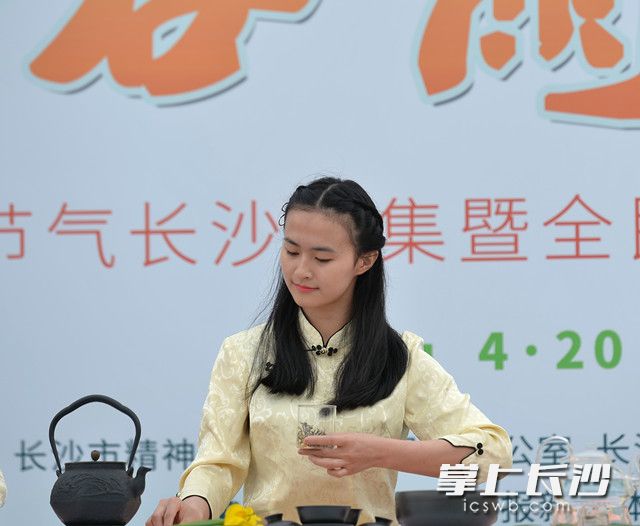 杜甫江阁的茶艺表演队，手艺精湛的茶艺师们在的动人古筝声中为大家带来《茶香四季》的精彩。