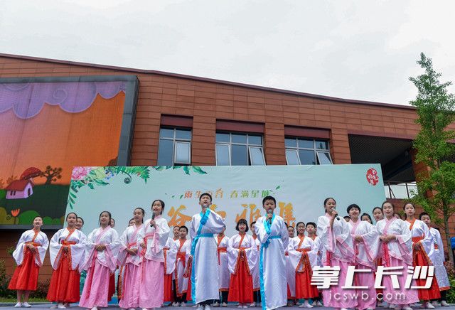 来自德润园小学的孩子们就是这样一群热爱古典诗词的小粉丝。今天，一首《谷雨四月天》带大家感受节气之美。