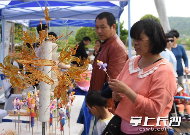 现场传统手艺的糖画作品展示。