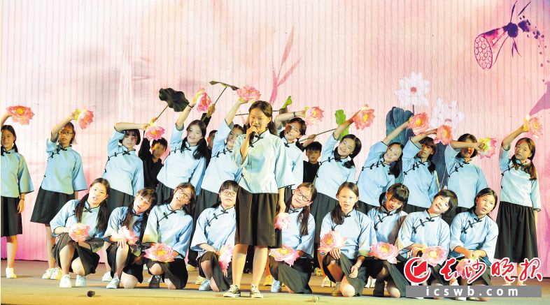 乔口中学师生带来经典诵读《爱莲说》，“出淤泥而不染，濯清涟而不妖”的名句引发现场观众共鸣。长沙晚报记者 邹麟 摄