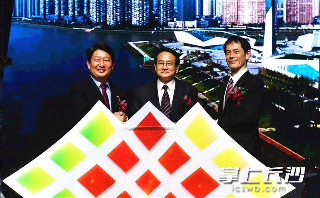 省委常委、市委书记易炼红，日本京都市副市长植村哲（右）与韩国大邱市市长权泳臻（左）共同将取自三市母亲河之水汇聚在一起，寓意三城文化合作交流阔步向前。长沙晚报记者 周柏平 摄