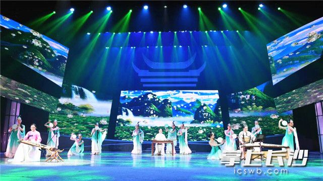 中、日、韩三国艺术家分别用中国古琴，日本琴和韩国伽倻琴联袂演出《琴瑟和谐》。长沙晚报记者 周柏平 摄