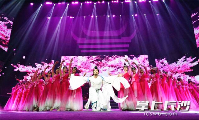 今日，湖南省歌舞剧院演出的舞剧《桃花源记》片段，拉开了2017东亚文化之都&middot;中国长沙活动年开幕式文化演出的序幕。长沙晚报记者 周柏平 摄