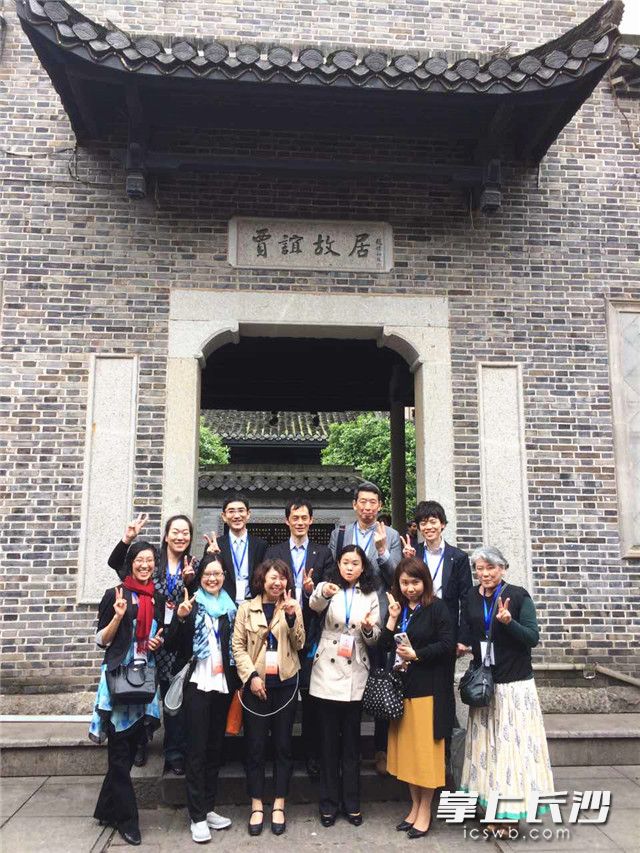 日本代表团在长沙贾谊故居参观。长沙晚报记者 小刘军 摄