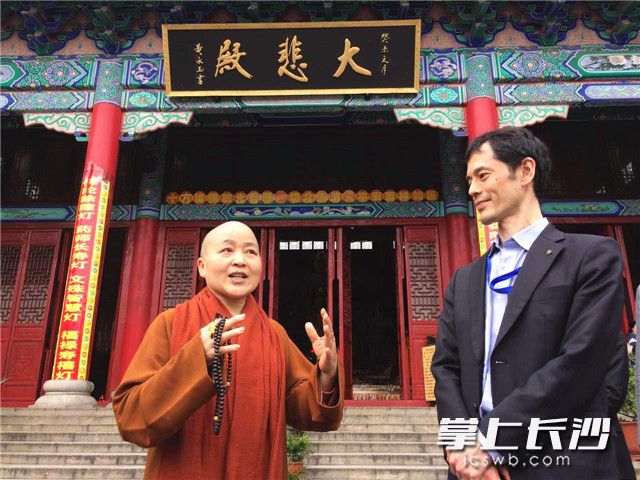 日本京都市的客人(右)在参观长沙开福寺。长沙晚报记者 小刘军 摄