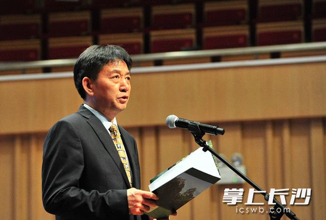 中国图书馆学会副理事长、中山大学校长助理、中山大学图书馆馆长程焕文先生讲话。