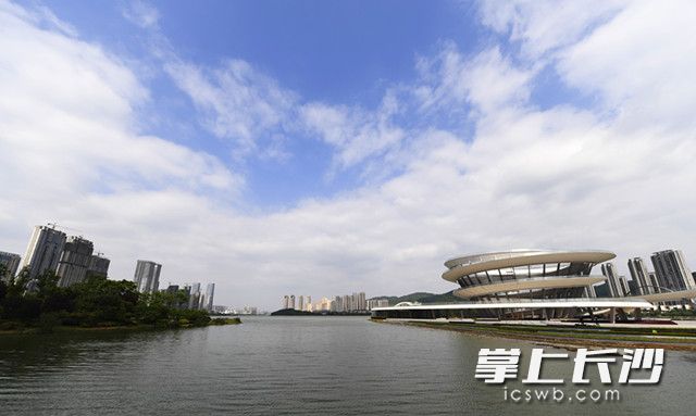 象征着城市的发展与自然环境相融合的梅溪湖国际新城标志性建筑之一的城市岛平台。长沙晚报记者 黄启晴 摄