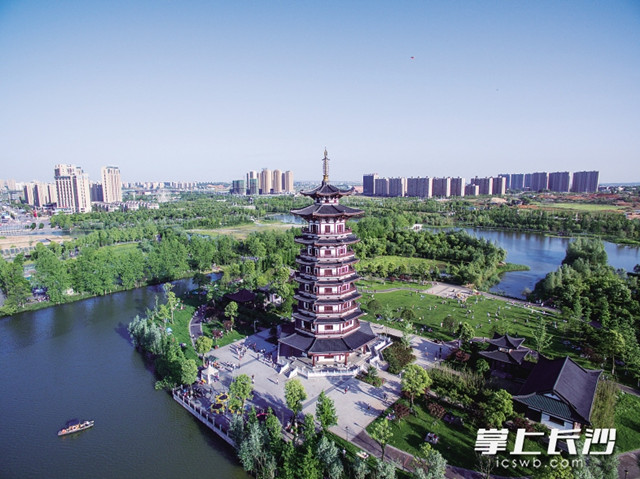 “城市绿肺”洋湖湿地公园，成群的市民在白鹭塔下游玩，洋湖湿地公园是品质长沙建设的重点工程，也是造福长沙市民的民生工程。长沙晚报记者 罗杰科 摄