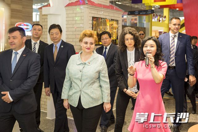 格拉切拉·加夫里列斯库女士（左四）参观位于高桥大市场国际商品展示贸易中心内的罗马尼亚国际商品展示馆。