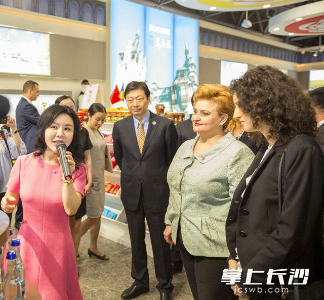 格拉切拉·加夫里列斯库女士（右二）参观位于高桥大市场国际商品展示贸易中心内的罗马尼亚国际商品展示馆。