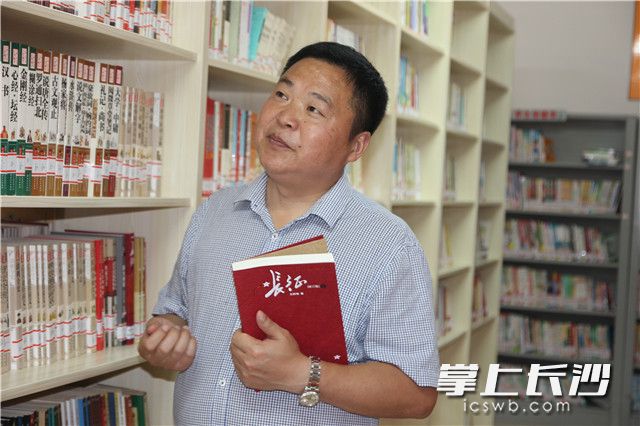 杨士泉创办的小蜜蜂图书馆已经被纳入长沙市图书馆分馆，每周六天免费开放。长沙晚报记者 张萌 摄