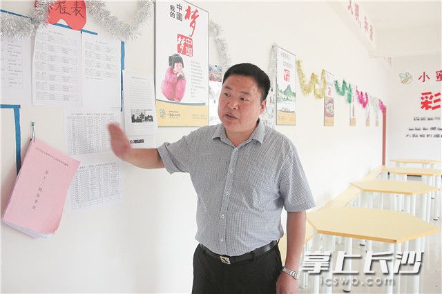 杨士泉介绍小蜜蜂义工协会彩虹课堂。长沙晚报记者 张萌 摄