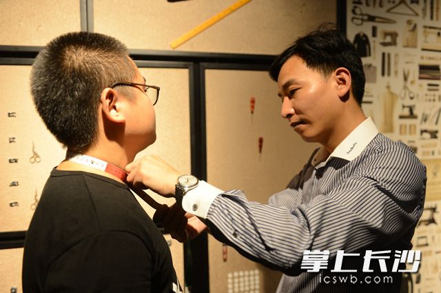 杜祥龙为顾客量体裁衣。长沙晚报记者 余劭劼 摄