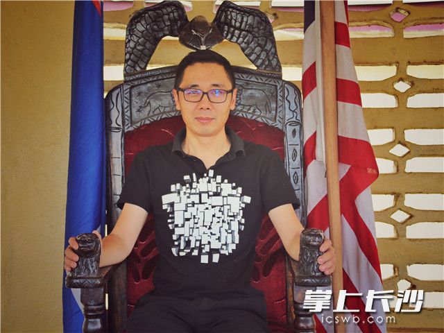 在利比里亚，黄小纲被授勋为名誉部落大酋长。