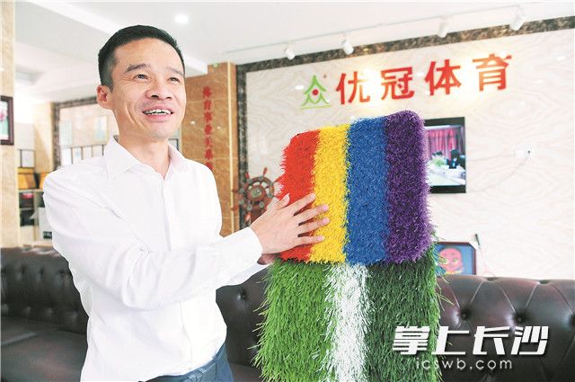 钟高明向记者介绍自己的产品。长沙晚报记者 小刘军 摄