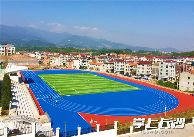 杭州外国语学校骛州学院使用优冠的塑胶材料。