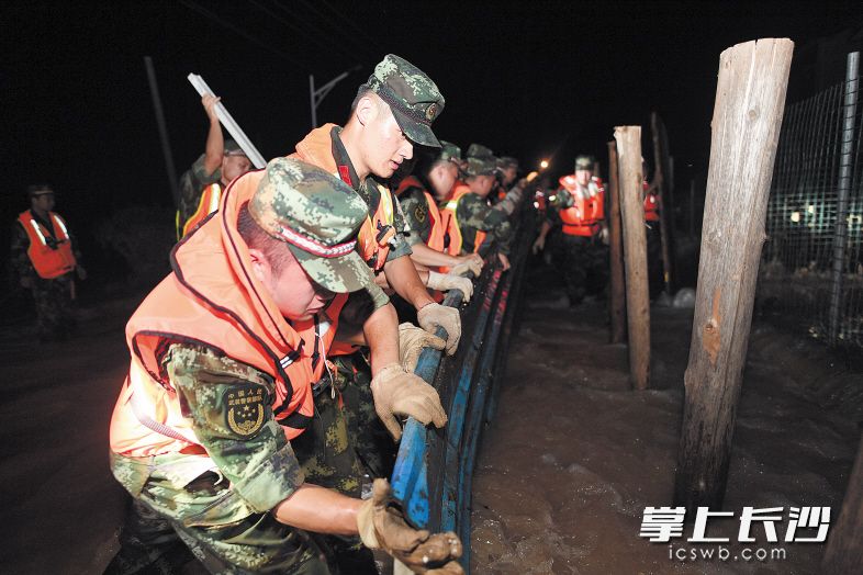 ▲抢险人员昼夜奋战修筑防洪子堤。