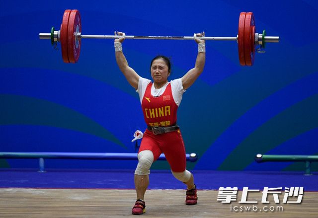 湘妹子廖秋云勇夺女子举重53公斤级金牌。新华社