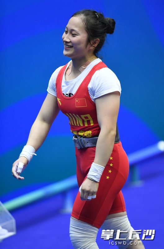 湘妹子廖秋云勇夺女子举重53公斤级金牌。新华社