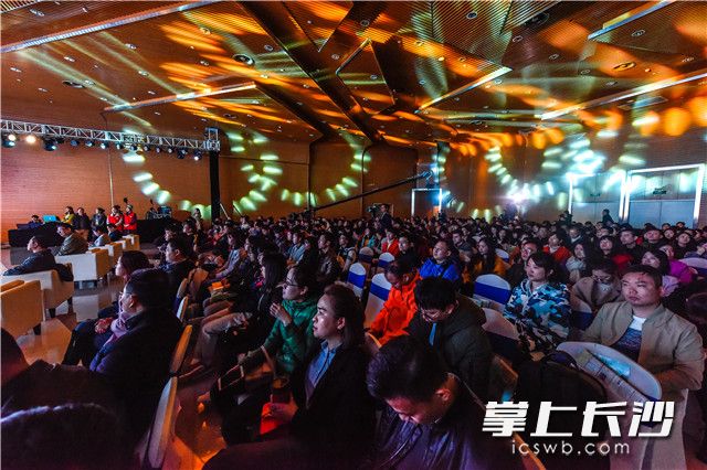 24日，长沙市各界青年代表约300人齐聚南城，展望“南部新城”的美好前景，聆听“长株潭核心城市群建设”战略规划的专业解读，共同分享青年“筑梦南城 建功天心”的青春故事。长沙晚报记者 陈飞 摄
