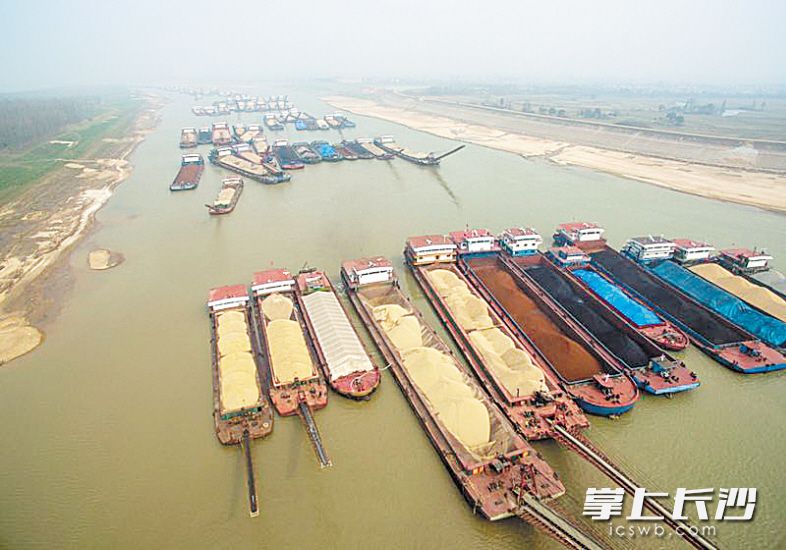 每年枯水期间,湘江下游湘阴县文泾滩航段水位持续走低,船舶排起长龙。长沙晚报记者 邹麟 摄